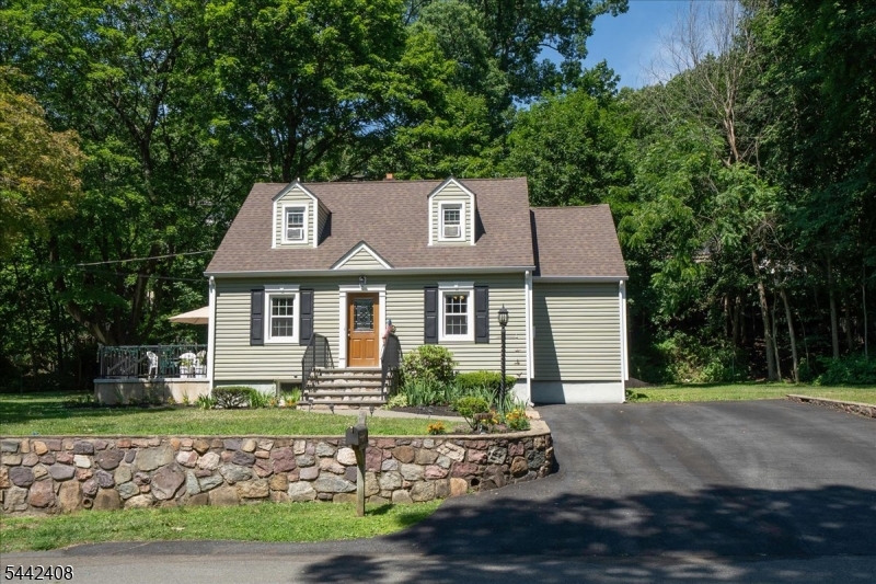 46 Lakeside Dr