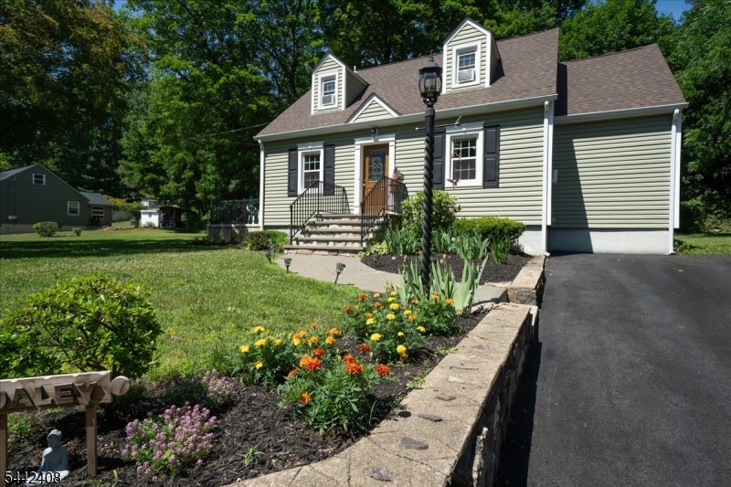 46 Lakeside Dr