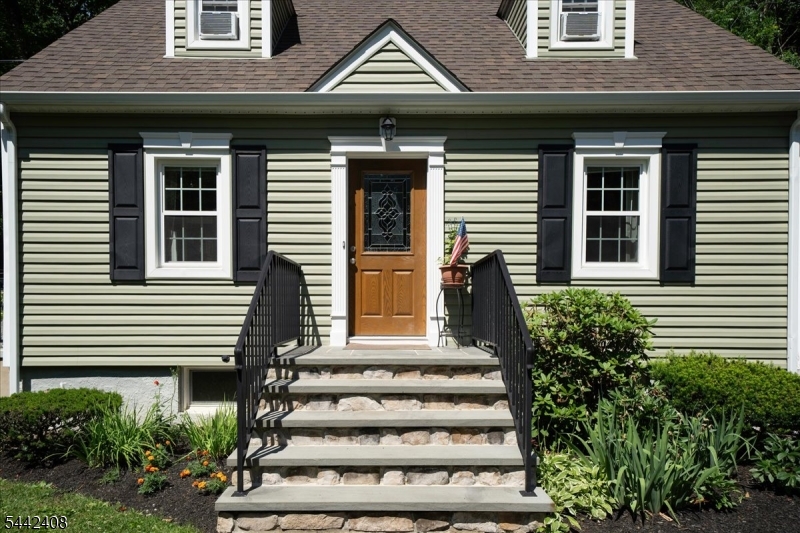46 Lakeside Dr
