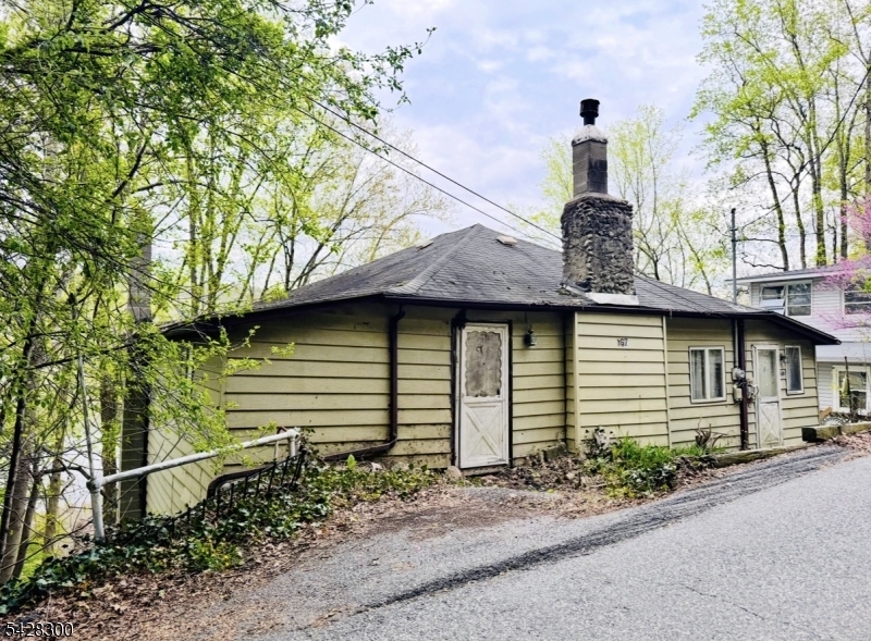 167 Lakeside Dr W