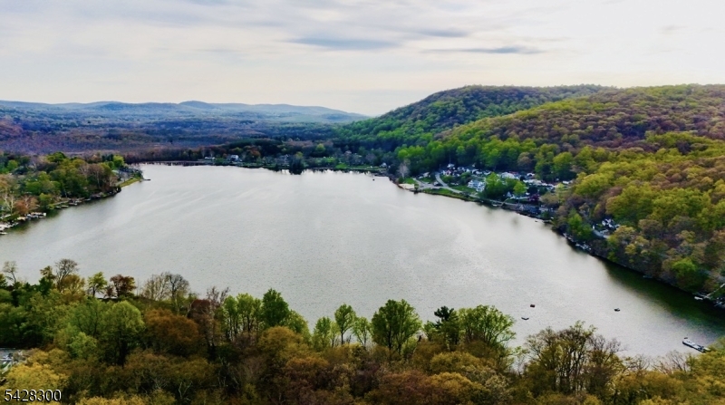 167 Lakeside Dr W