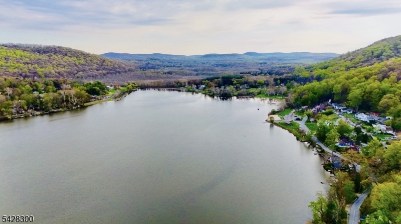 167 Lakeside Dr W