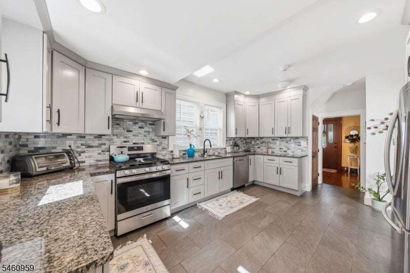 3 Fairview Ave