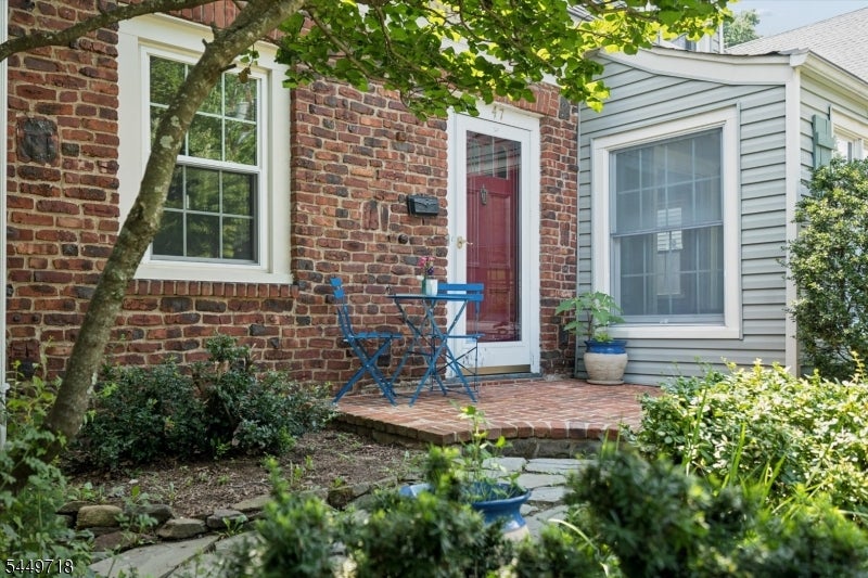 47 Fairview Ave