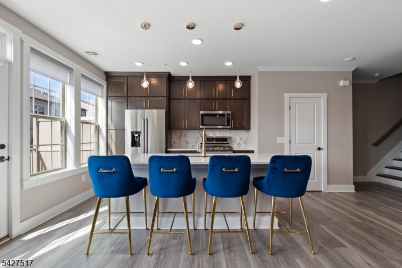 81 Arnold Dr