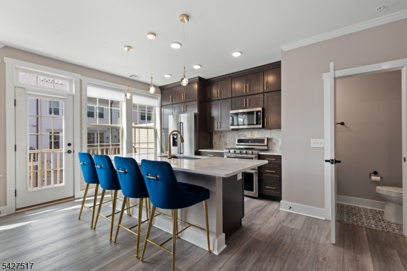 81 Arnold Dr