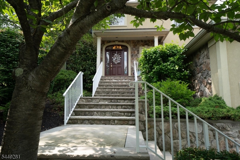 9 Cypress Ln