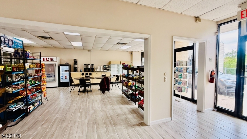 927 Main St