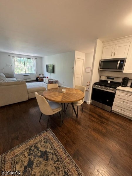 909 Thoreau Ct