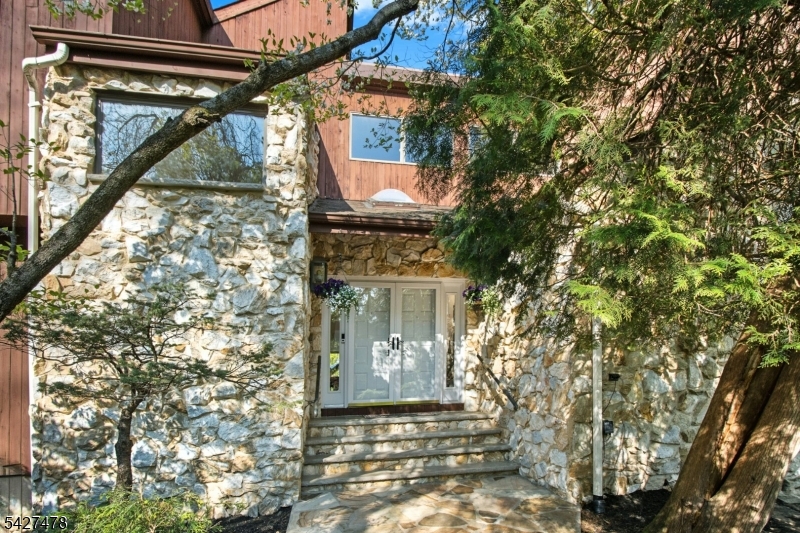 25 Ravenswood Ln