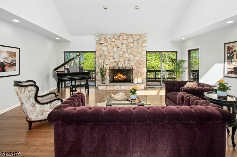 25 Ravenswood Ln