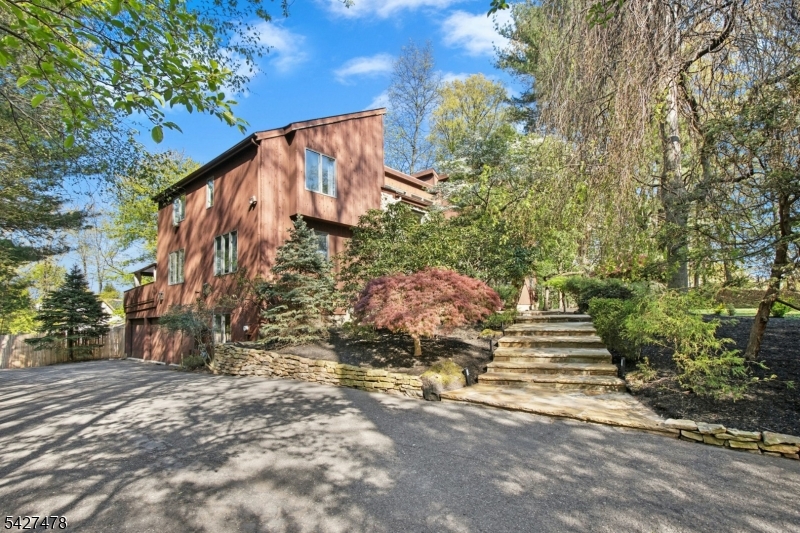 25 Ravenswood Ln