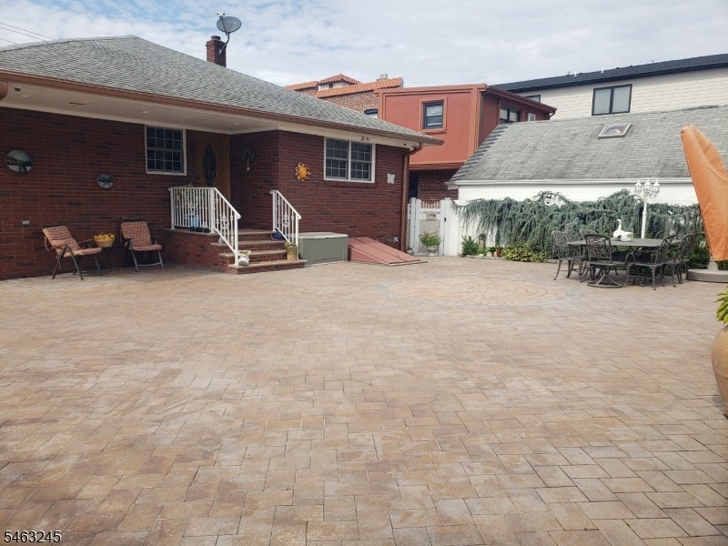 111 W Munsell Ave