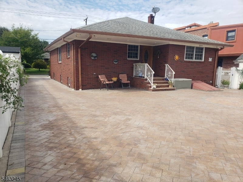 111 W Munsell Ave