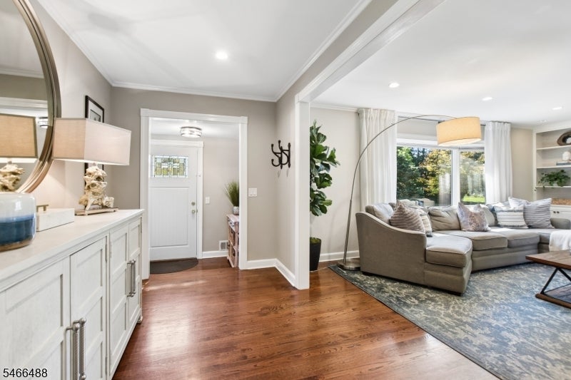 2 Buckingham Dr