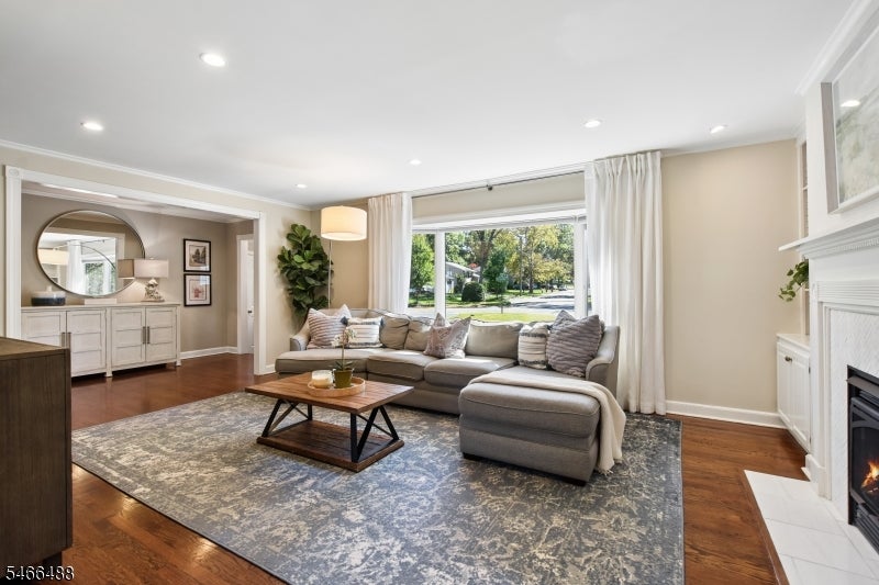 2 Buckingham Dr