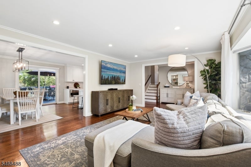 2 Buckingham Dr