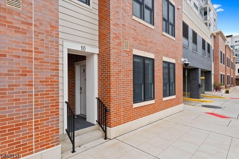 10 Ward St 102