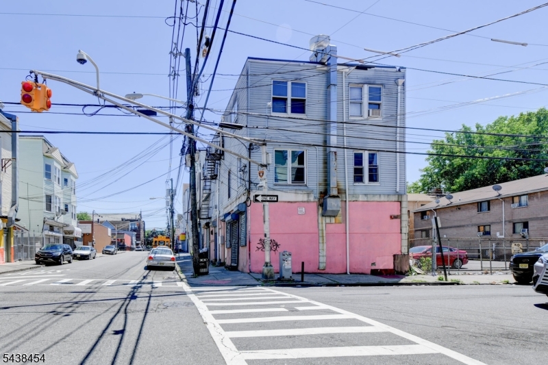 122 16Th Ave