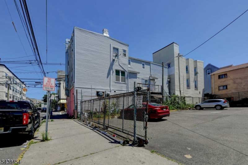 122 16Th Ave