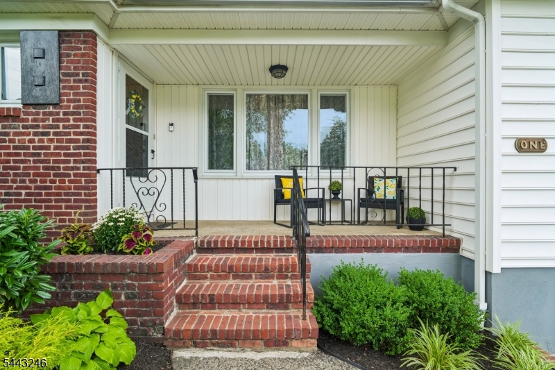 1 Archbridge Ln