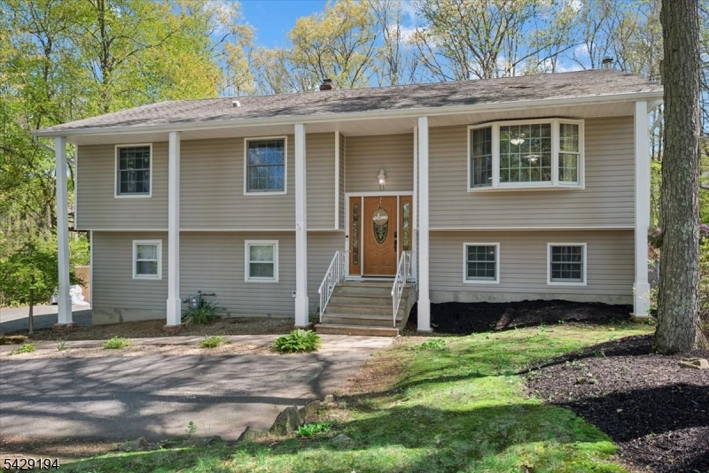 11 Knoll Dr
