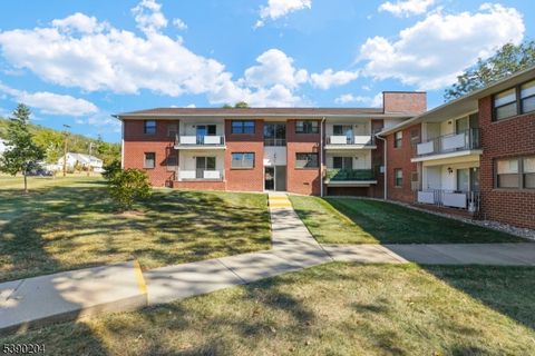 Photo of 1300 Rock Ave #4, North Plainfield, NJ 07060 (MLS # 3991572)