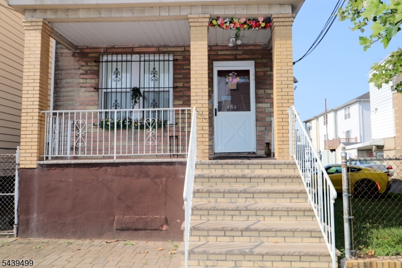 484 Delavan Ave 1