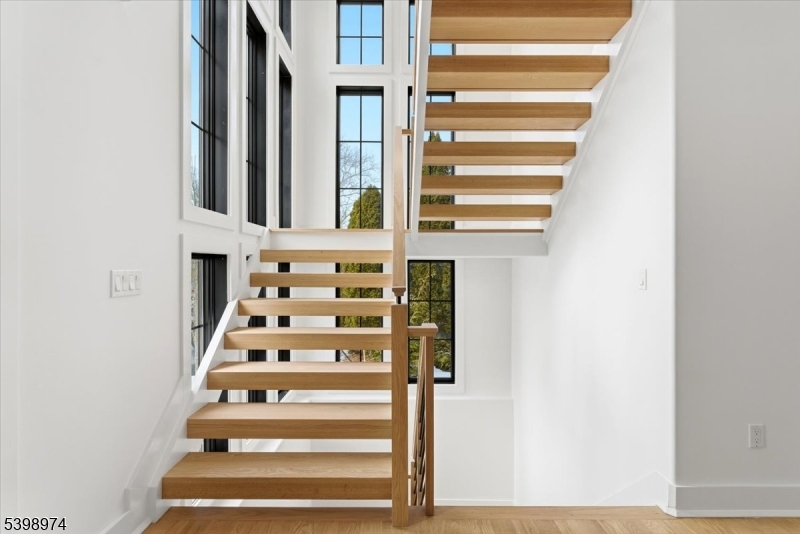 125 Tudor Oval
