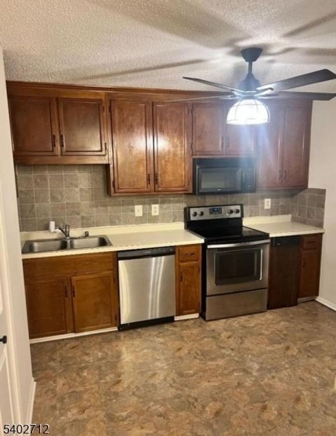 8 Burlington Ct Hamburg Boro NJ 07419