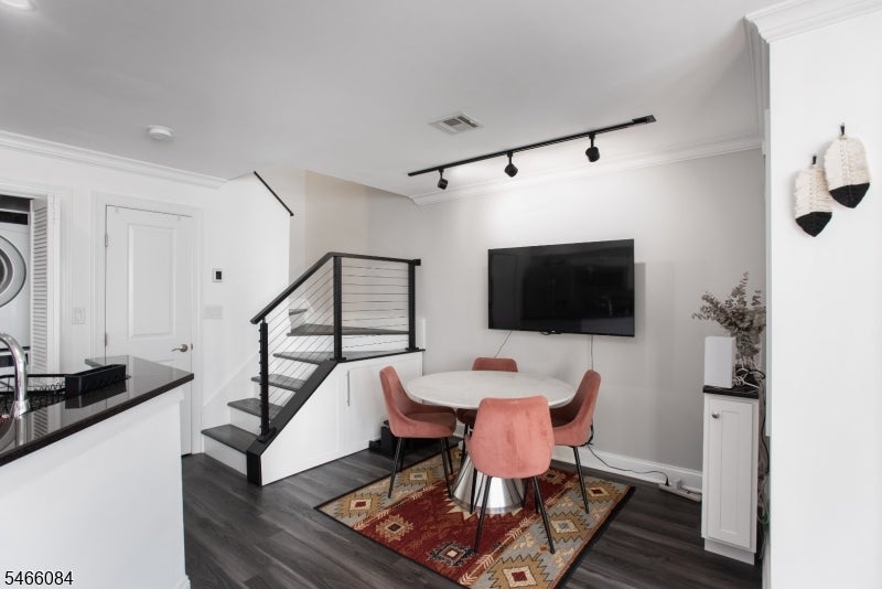 12 Cortland Ln