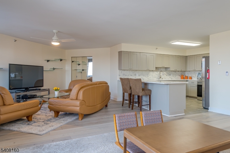 30 S Adelaide Ave 4K