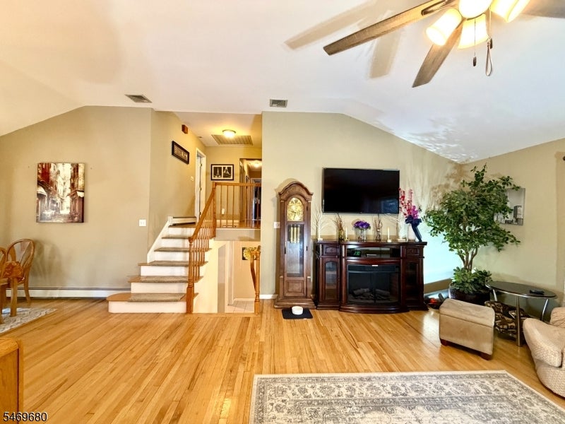 8 Hillside Ct East