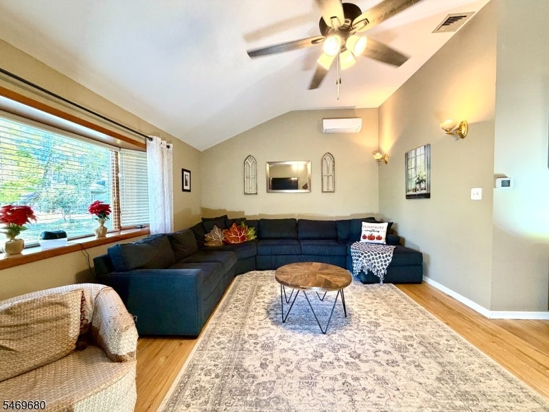 8 Hillside Ct East