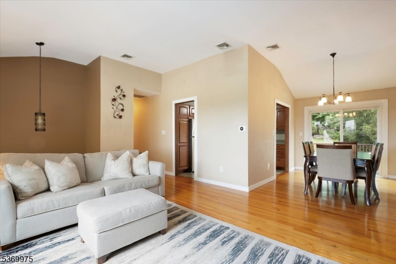 28 Willow Ave