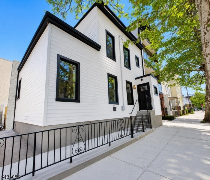 7 Pierce Ave