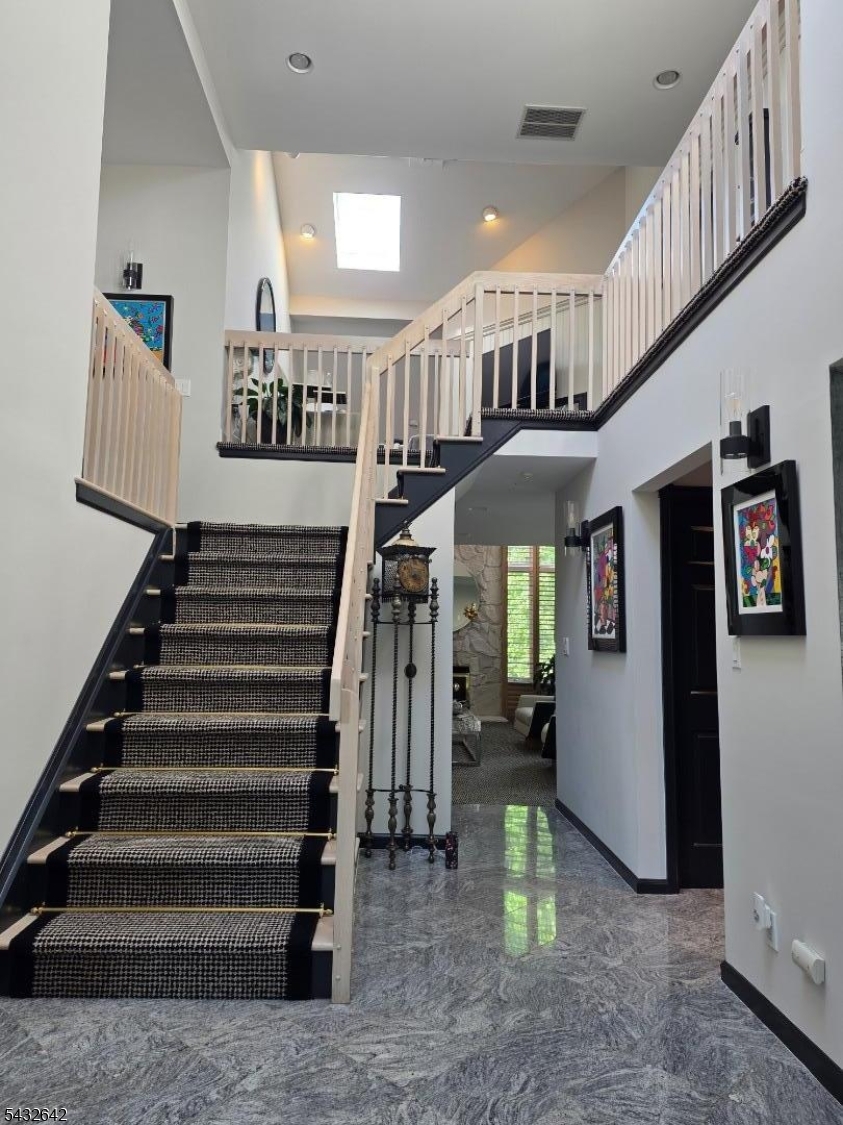 32 Robinhood Dr 32