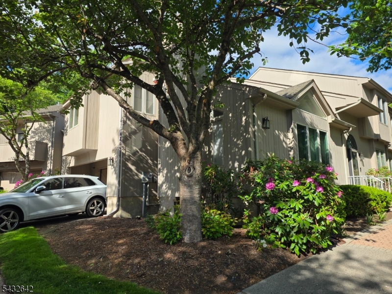 32 Robinhood Dr 32