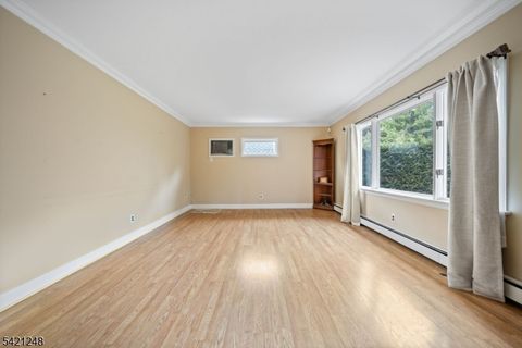 26 Wostbrock Ln Midland Park Boro NJ 07432