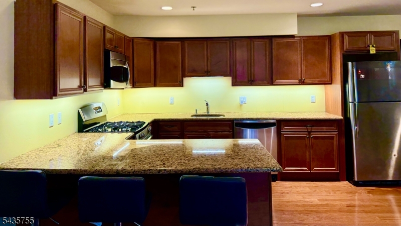 10 Terrace Ave 11