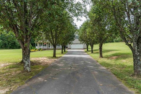 Single Family Residence in Campobello SC 5355 Rainbow Lake 1.jpg