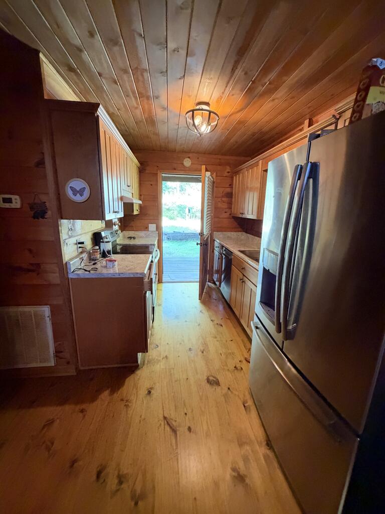 240 Oakwood Trail