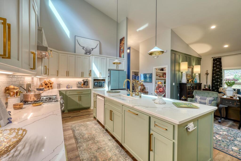 6824 Mountain Laurel Road