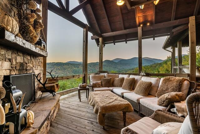 888 Wolf Creek Lane