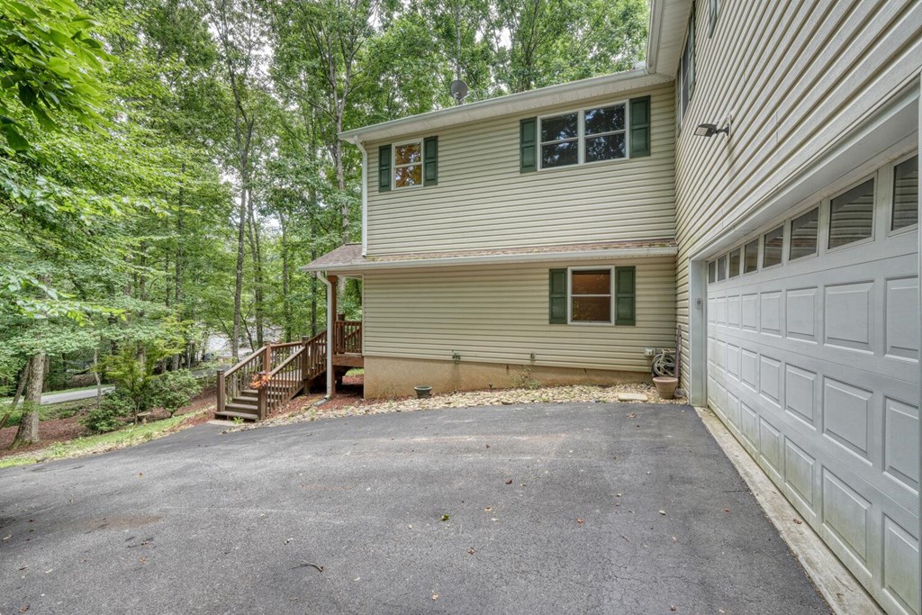 2087 Woodlake Lane