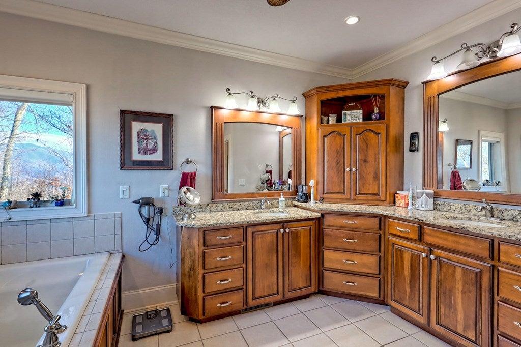 1212 E Double Knob Dr, Hayesville, NC, 28904, USA, 3 Bedrooms Bedrooms, ,4 BathroomsBathrooms,Residential,Active,1212 E Double Knob Dr,434006