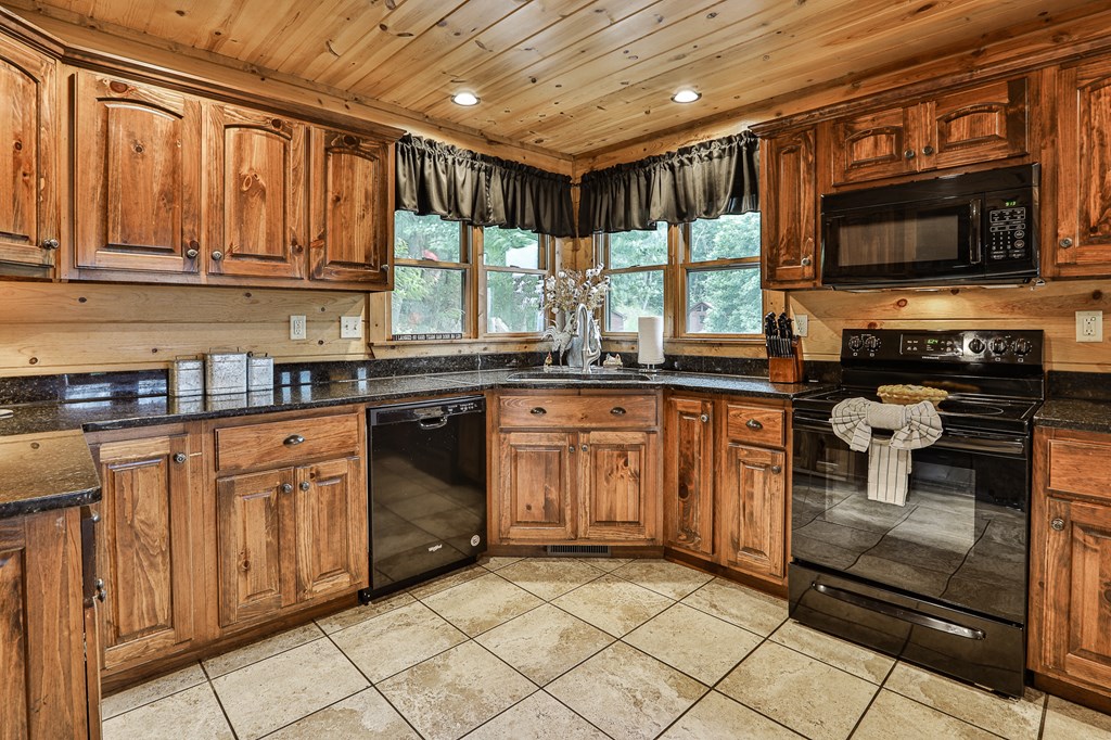 Blue Ridge, Georgia, 30513, United States, 4 Bedrooms Bedrooms, ,4 BathroomsBathrooms,Residential,Active,1998761