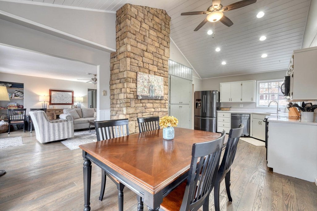 Blairsville, Georgia, 30512, United States, 4 Bedrooms Bedrooms, ,4 BathroomsBathrooms,Residential,Active,2029708