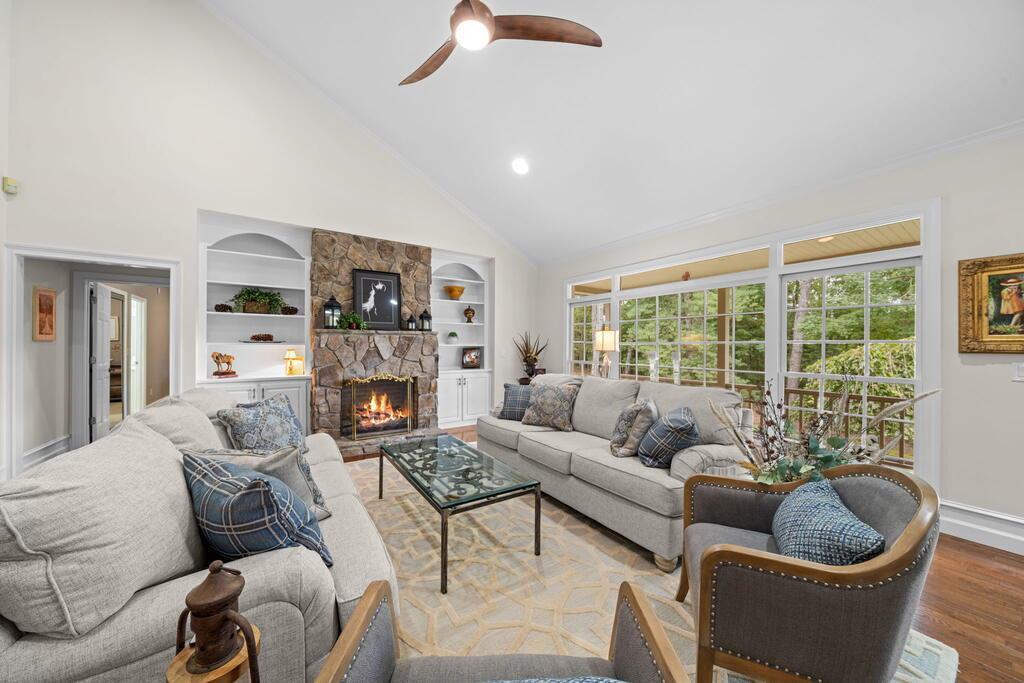 129 Adra Lane
