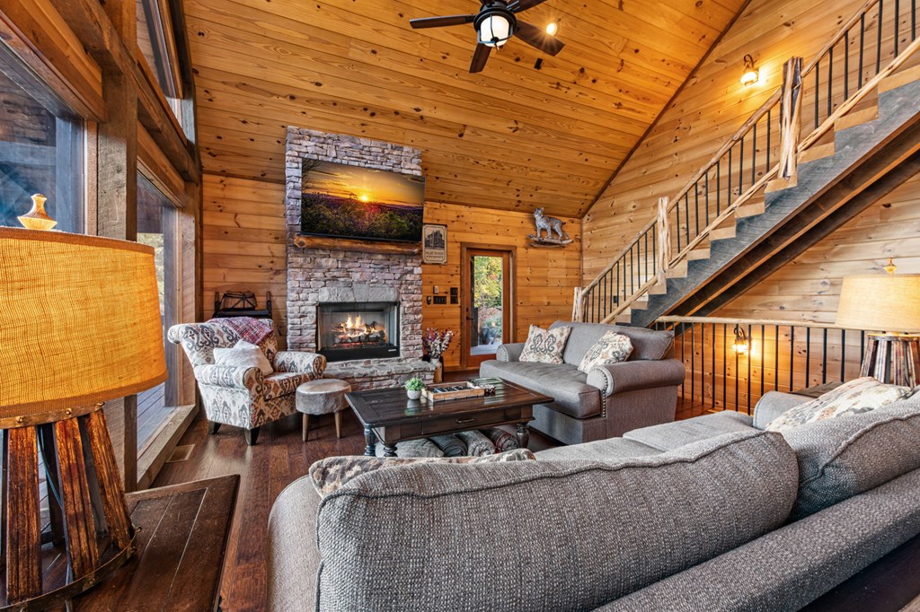 Blue Ridge, Georgia, 30513, United States, 4 Bedrooms Bedrooms, ,3 BathroomsBathrooms,Residential,Active,2041540